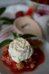 Erdbeere küsst Rhabarber - Crumble 4 Erdbeer Rhabarber Crumble Eis