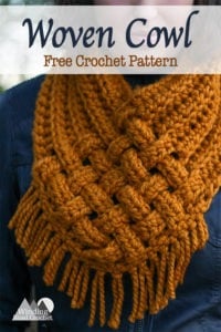 Woven Cowl Free Crochet Pattern | This crochet project is quick, easy and great for beginners. Crochet this scarf using basic crochet stitches and follow the photo tutorial to weave together the ends to create a unique looking fall and winter accessory. This scarf will look great no matter what you fall or winter style. #style #scarf #fallstyle #crochet #freepattern #crochetpattern #crochetscarf