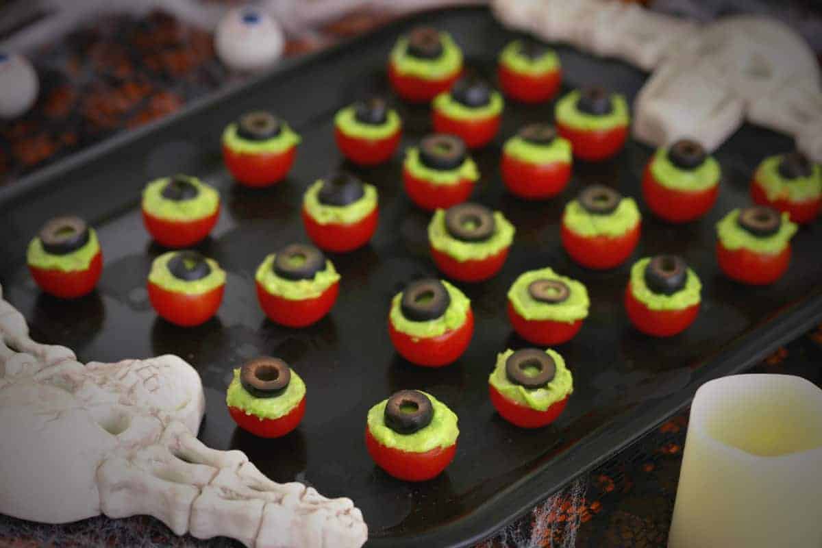 Halloween Eyeballs, halloween eyeball snacks, halloween party food eyeballs, edible eyeball recipes halloween, halloween party snacks, healthy halloween snacks