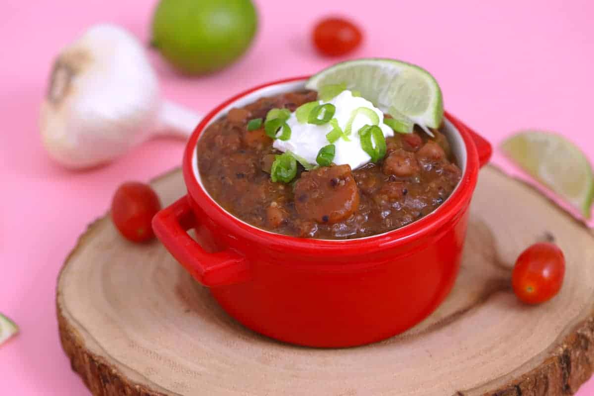 Slow cooker vegetarian chili recipe, slow cooker chili with dried beans, vegan chili slow cooker, healthy vegetarian chili, crock pot vegetarian chili, healthy vegetarian dinner ideas, vegetarian meal prep, vegetarian bean chili, meal prep dinner ideas, meal prep recipes