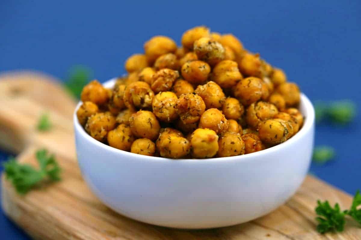 Ranch Roasted Chickpeas, roasted chickpeas, crispy chickpeas, ranch chickpeas, roasted chickpeas snack, how to make roasted chickpeas, roasted canned chickpeas, crunchy chickpeas, healthy snack ideas, travel snacks, healthy vegan snacks