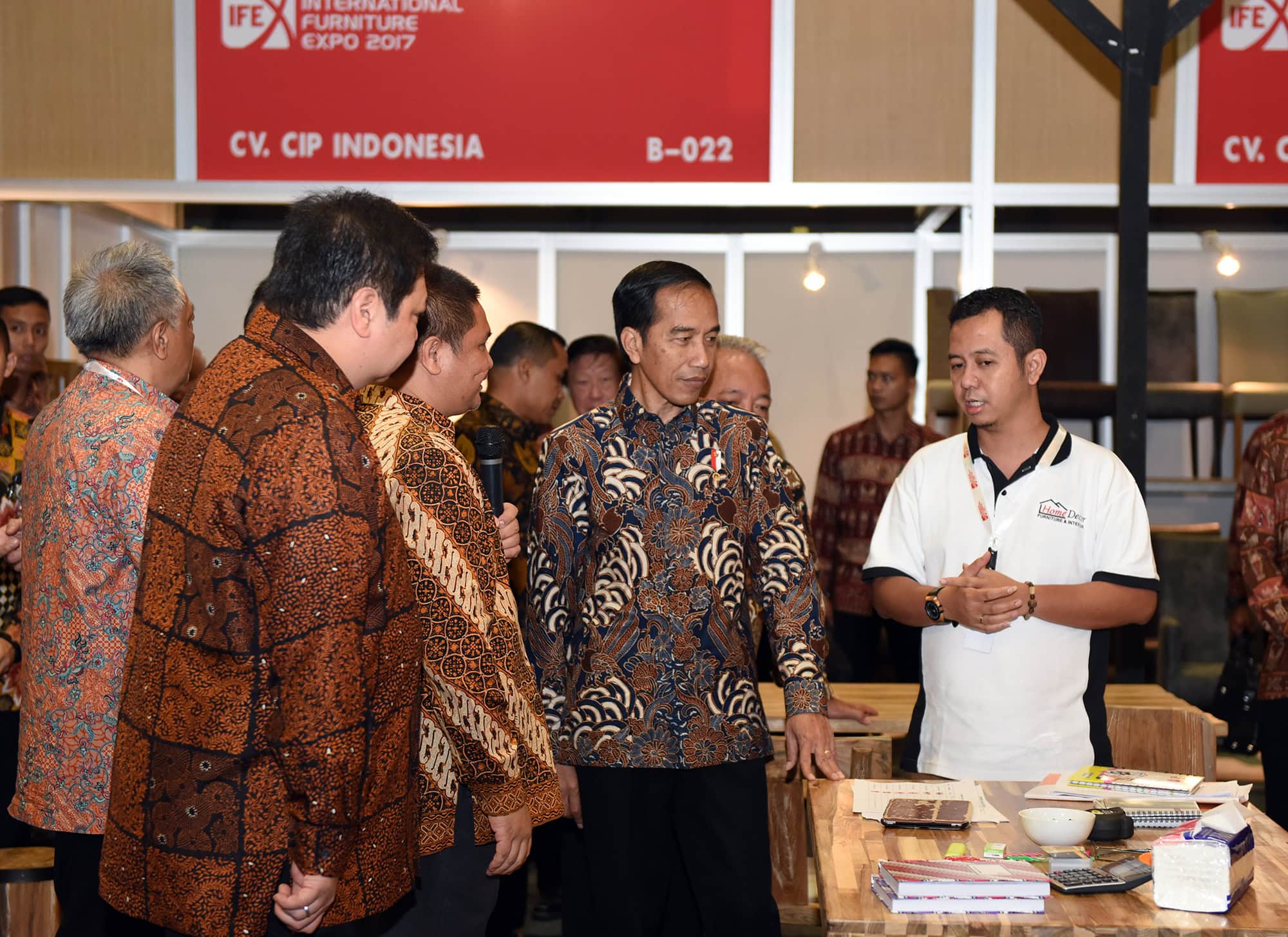 Presiden Jokowi meninjau Pameran IFEX 2017, di Ji-Expo Kemayoran, Jakarta, Sabtu (11/3) pagi. (Foto: Humas/Anggun)