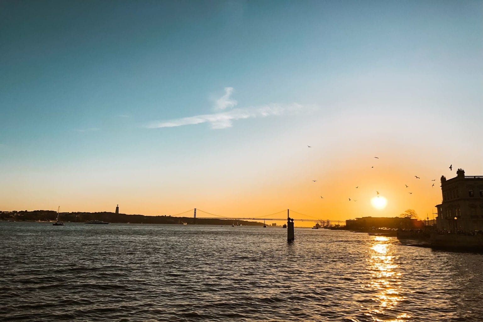 <strong>Lissabon</strong> an einem Tag – 24 Stunden <em>Stopover</em> in Portugals Hauptstadt 18 Sonnenuntergang am Tejo