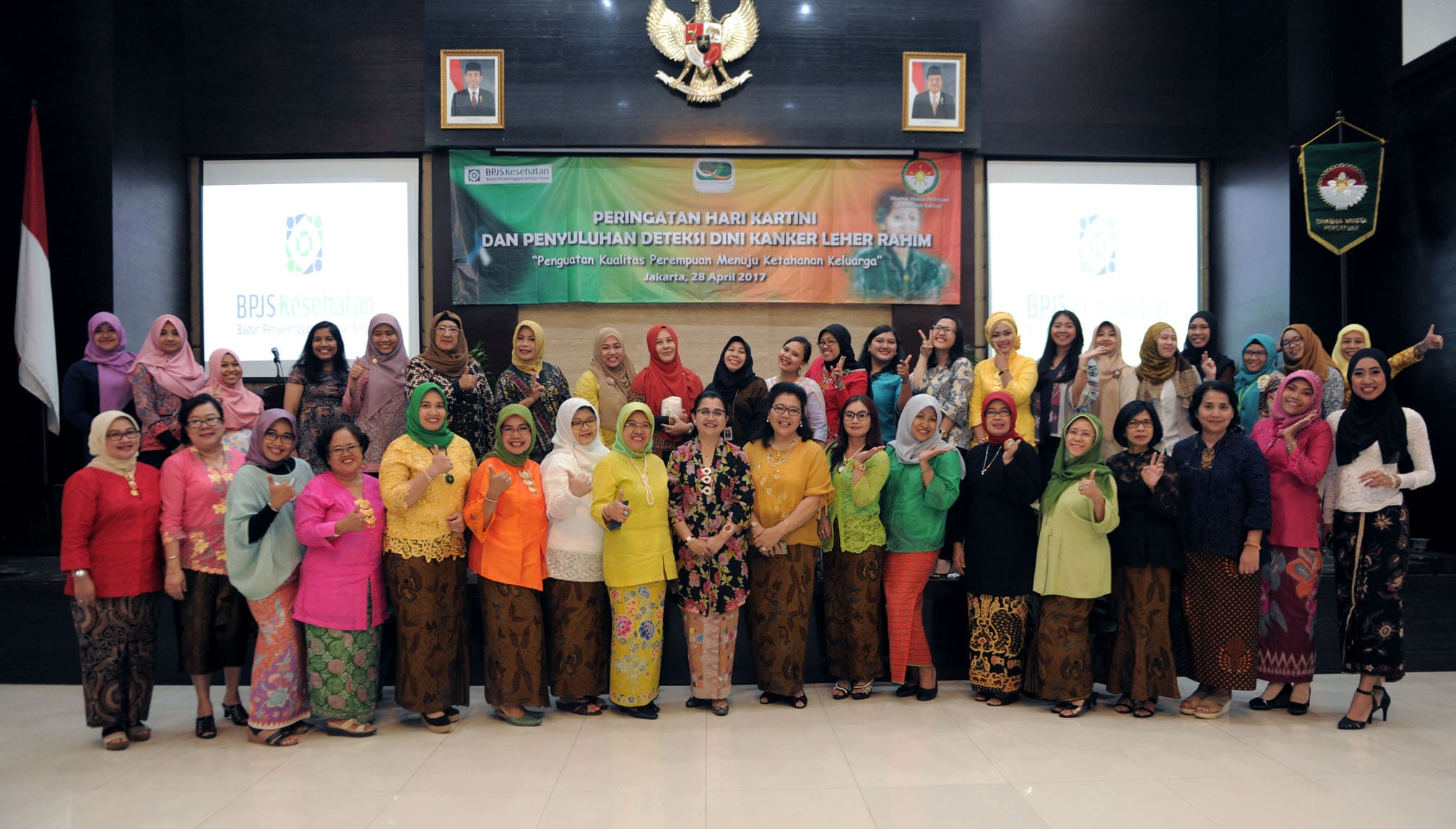 Dharma Wanita Persatuan Sekretariat Kabinet berfoto bersama saat acara Peringatan Hari Kartini dan Penyuluhan Deteksi Dini Kanker Leher Rahim di Aula Lantai 1 Gedung 3 Kemensetneg, Jakarta, Jumat (28/4). (Foto: Humas/Oji)