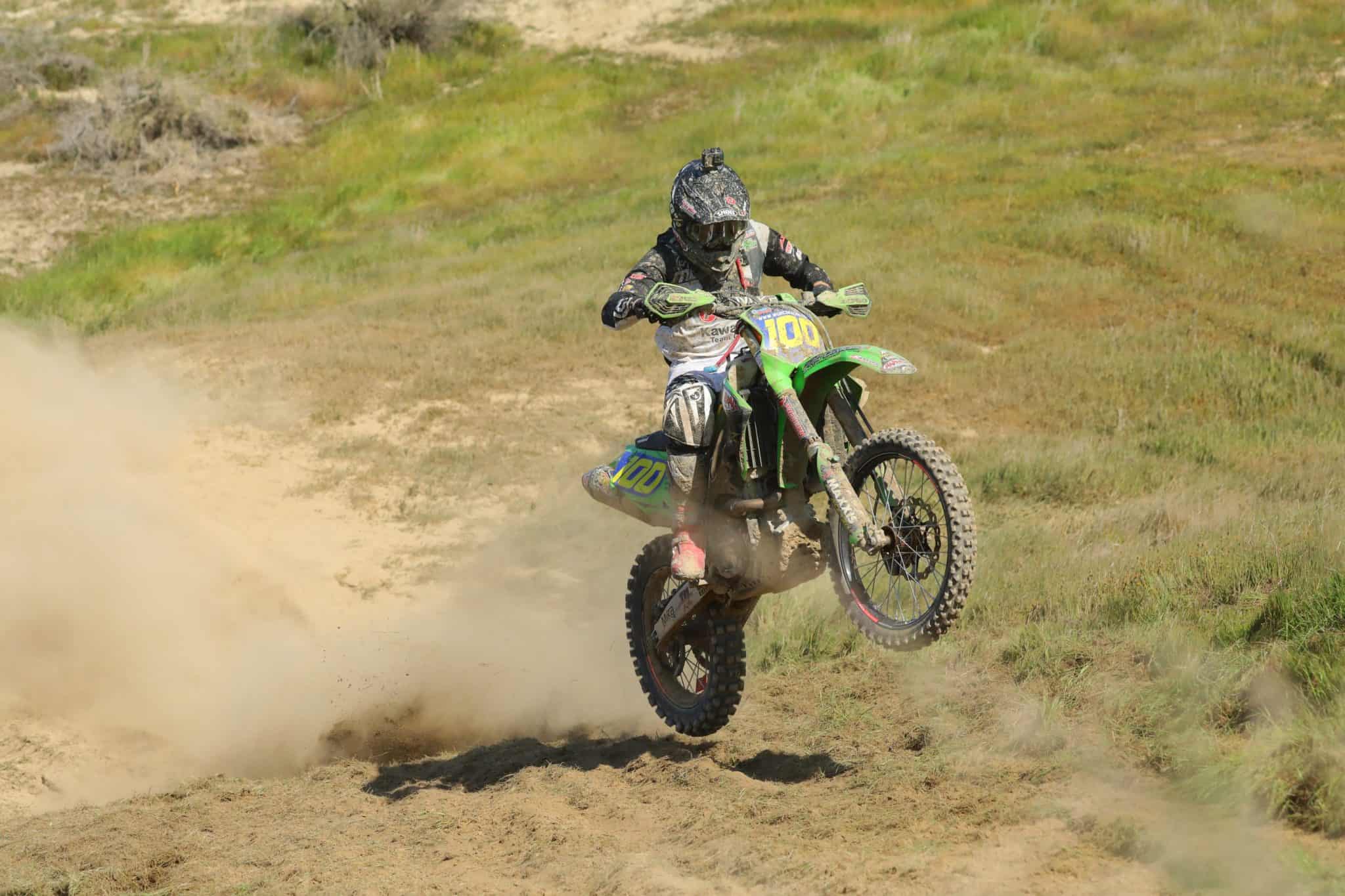 zach bell riding his kx450 at the 2020 taft worcs race