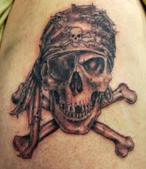 Calavera-pirata-con-dos-tibias-tatuajes-de-calaveras-con-reloj