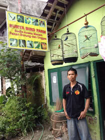 OM GUNAWAN DI DEPAN RUMAHNYA.