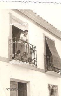Cristiane, en el balcón de la casa, esposa de Joaquín Masegosa González
