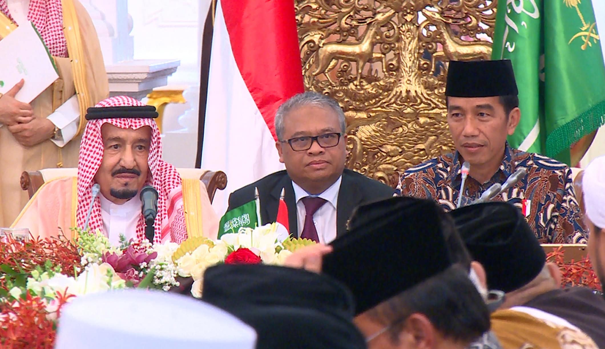 President Jokowi accompanies the King of Saudi Arabia Salman bin Abdul Aziz Al-Saud in a meeting with ulemas, at the Merdeka Palace, Jakarta, on Thursday (2/3) (Photo: JAY/PR)