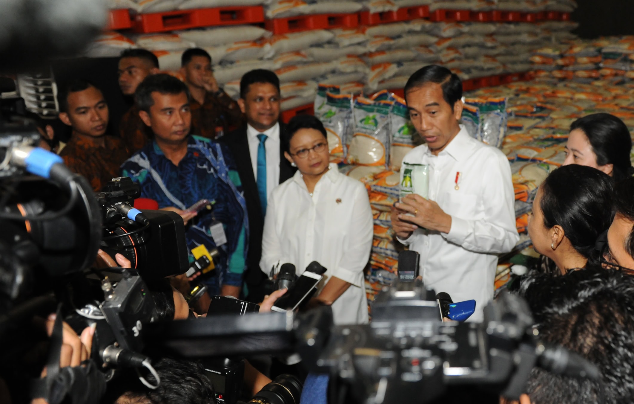 President Jokowi responds to the journalists questions after sending off the rice donation to Sri Lanka, at Bulog Warehouse in Sunter, Kelapa Gading, Jakarta, on Tuesday (14/2) (Photo: JAY/PR)
