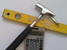 hammer-waage-rechner-tipp-zum-bau Was in Ihren Werkzeugkoffer gehört bei Tipp-zum-Bau