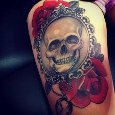 tatuajes-de-calaveras-con-reloj-y-rosas