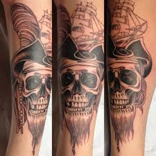 calavera-pirata-en-el-brazo-tatuajes-de-calaveras-con-reloj