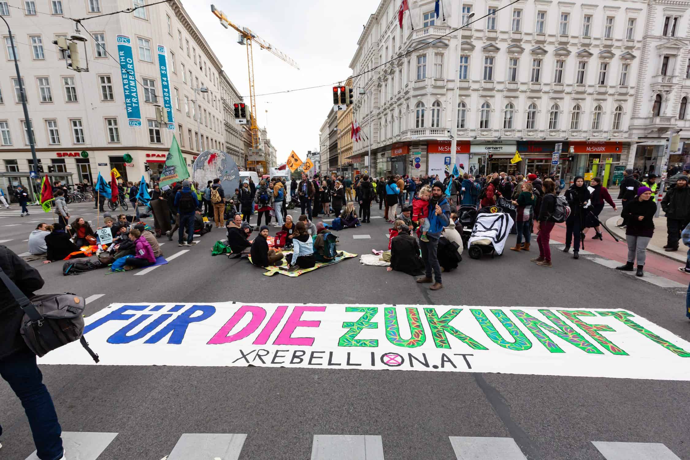 Aktion Erde, Rebellion Week Oktober 2019 Wien XR AktivistInnen blockieren die Kreuzung Getreidemarkt/Mariahilfer Straße in Wien im Rahmen der Rebellion Week im Oktober 2019