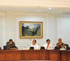 Presiden Jokowi memimpin sidang kabinet paripurna membahas APBN-P 2015, di kantor Presiden, Jakarta, Senin (19/1)