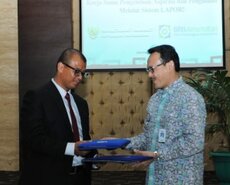 Seskab Andi Wijayanto dan Dirut BPJS Kesehatan Fahmi Idris bertukar dokumen seusai penandatangan kerjasama, di kantor Kemensetneg, Jakarta, Jumat (2/1) sore)