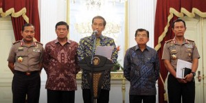 Presiden Jokowi saat mengumumkan penunjukan Wakapolri sebagai Kapolri, di Istana Merdeka, Jakarta, Jumat (16/1) malam