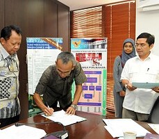 Deputi Administrasi Seskab Djadmiko menyaksikan penandatanganan Pakta Integritas PPK oleh Wasit Saronto disaksikan Karo Renkeu Seskab M. Amperawan, di Gedung Seskab, Jakarta, Kamis (15/1)