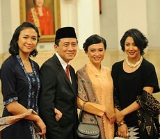 Triawan Munaf beserta istri dan kedua anaknya seusai dilantik menjadi Kepala Badan Ekonomi Kreatif, di Istana Negara, Senin (26/1)