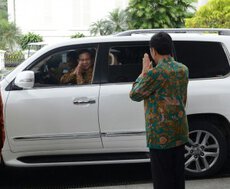 Presiden Jokowi melepas kepergian Prabowo Subianto seusai keduanya bertemu di Istana Bogor, Jabar, Kamis (29/1)