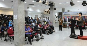Menlu Retno Marsudi memberikan keterangan pers terkait penyelenggaraan peringatan KTT Asia Afrika ke-60, di kantor Presiden, Jakarta, Jumat (9/1)