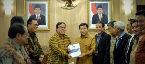 Menteri Keuangan menyerahkan draft RAPBN-P 2015 kepada Ketua DPR Setya Novanto, di DPR-RI, Jumat (9/1)