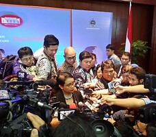 Menlu Retno Marsudi menjawab wartawan seusai pidato awal tahun 2015, di kantor Kemenlu, Jakarta, Kamis (8/1)