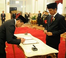 Presiden Jokowi menyaksikan Triawan Munaf menandatangani berita acara pelantikan Kepala Badan Ekonomi Kreatif, di Istana Negara, Senin (26/1)