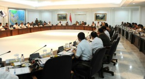 Presiden Jokowi didampingi Wapres Jusuf Kalla memimpin Sidang Kabinet Paripurna, di kantor Presiden, Jakarta, Rabu (7/1)