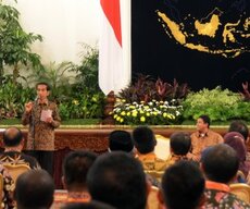 Presiden Jokowi memberikan arahan saat menerima pimpinan dan anggota Bawaslu se Indonesia, di Istana Negara, Jakarta, Selasa (24/2)