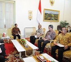 Presiden Jokowi didampingi Mensesneg Pratikno menerima Plt. Ketua KPK Taufiqurrahman Ruki bersama 4 pimpinan KPK yang lain, di Istana Merdeka, Jakarta, Jumat (27/2)