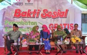 Menteri Sosial (Mensos) RI, Khofifah Indar Parawangsa (baju biru) berbincang dengan Kepala Dinsos Kaltim, Siti Rusmalia Idrus saat menghadiri bhakti sosial pengobatan mata dan pembagian kacamata gratis, di Gedung BAZNAS Kaltim, Samarinda, Jumat (6/2).