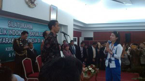 Presiden Jokowi berdialog dengan warga Indonesia di Malaysia, di KBRI Kuala Lumpur, Jumat (6/2) malam