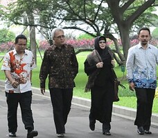 Iwan Fals bersama istrinya Rosana berjalan meninggalkan Istana Merdeka, Jakarta, seusai diterima Presiden Jokowi, Jumat (27/2) pagi