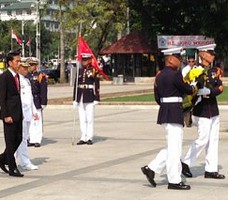 Presiden Jokowi didampingi Walikota Joseph Ejercito Estrada mengikuti upacara peletakan karangan bunga di Rizal Park Monumen, Manila, Senin (9/2)