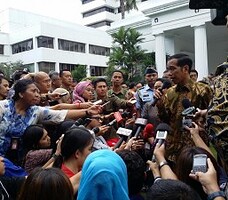 Presiden Jokowi menjawab wartawan seusai membuka Raker Kemlu 2015, di Kantor Kemlu RI, Jakarta, Senin (2/2)