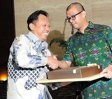 Seskab Andi Wjayanto menyerahkan kenang-kenangan kepada Deputi Bidang Administrasi Djadmiko yang akan memasuki masa pensiun mulai 1 Maret mendatang, pada acara pelepasan di Gedung III Setneg, Jakarta, Kamis (26/2)