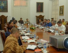 Presiden Jokowi didampingi Wapres Jusuf Kalla memimpin rapat terbatas bidang pariwisata, di Istana Bogor, Jabar, Senin (16/2) pagi