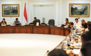 Presiden Jokowi memimpin rapat terbatas membahas banjir di Jakarta, di kantor Presiden, Jakarta, Rabu (11/2)