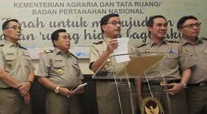 Menteri Agraria dan Tata Ruang Ferry Mursyidan Baldan dalam sebuah acara bersama jajarannya
