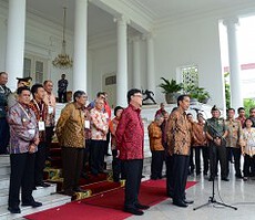 Presiden Jokowi menjawab pertanyaan wartawan soal kelanjutan calon Kapolri, di Istana Bogor, Jabar, Jumat (13/2)