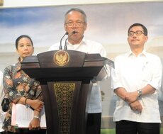 Menteri PU-Pera Basuki H didampingi Menteri BUMN dan Menteri Agraria menyampaikan keterangan pers terkait pembangunan Tol Trans Sumatera, di kantor Kepresidenan, Jakarta, Kamis (5/3)