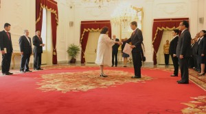 Presiden Joko Widodo menerima surat kepercayaan dari 6 (enam) duta besar baru negara sahabat, di Istana Negara, Jakarta, Kamis (19/3)