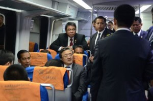 Presiden Jokowi mencoba kerte cepat LRT dari Stasiun Dongzhimen menuju Bandara Beijing, Kamis (26/3)