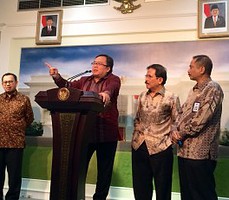 Menteri Keuangan Bambang Brodjonegoro menjelaskan soal insentif pajak, di kantor Presiden, Jakarta, Senin (16/3)