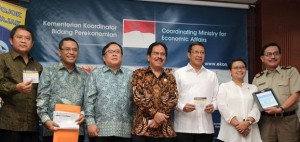 Menko Perekonomian Sofyan Djalil bersama para menteri yang menyerahkan SPT PPh pribadi 2014, di kantor Kemenko Perekonomian, Jakarta, Senin (30/3)