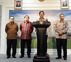 Menko Perekonomian Sofyan Jalil didampingi Menteri Keuangan, Menteri ESDM, dan Menteri Pariwisata mengumkan Paket Kebijakan Ekonomi, di kantor Presiden, Jakarta, Senin (16/3)