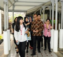 Seskab Andi Widjajanto dicegat wartawan di sela-sela rapat terbatas, di kantor Presiden, Jakarta. Rabu (11/3)