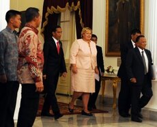 Presiden Jokowi mengantar PM Norwegia Erna Solberg untuk mengikuti pembicaraan bilateral kedua pemerintahan, di Istana Merdeka, Jakarta, Selasa (14/4) sore