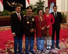 Kapolri Jenderal Badrodin Haiti bersama istri dan anak-anaknya seusai dilantik di Istana Negara, jakarta, Jumat (17/4)